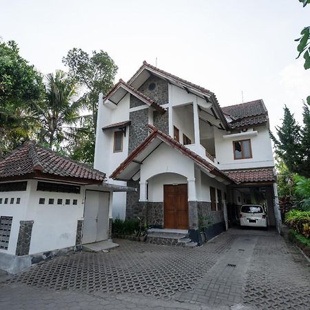 โอโย 1778 โอมะฮ์ ดูเวต Hotel Beran Kidul ภายนอก รูปภาพ
