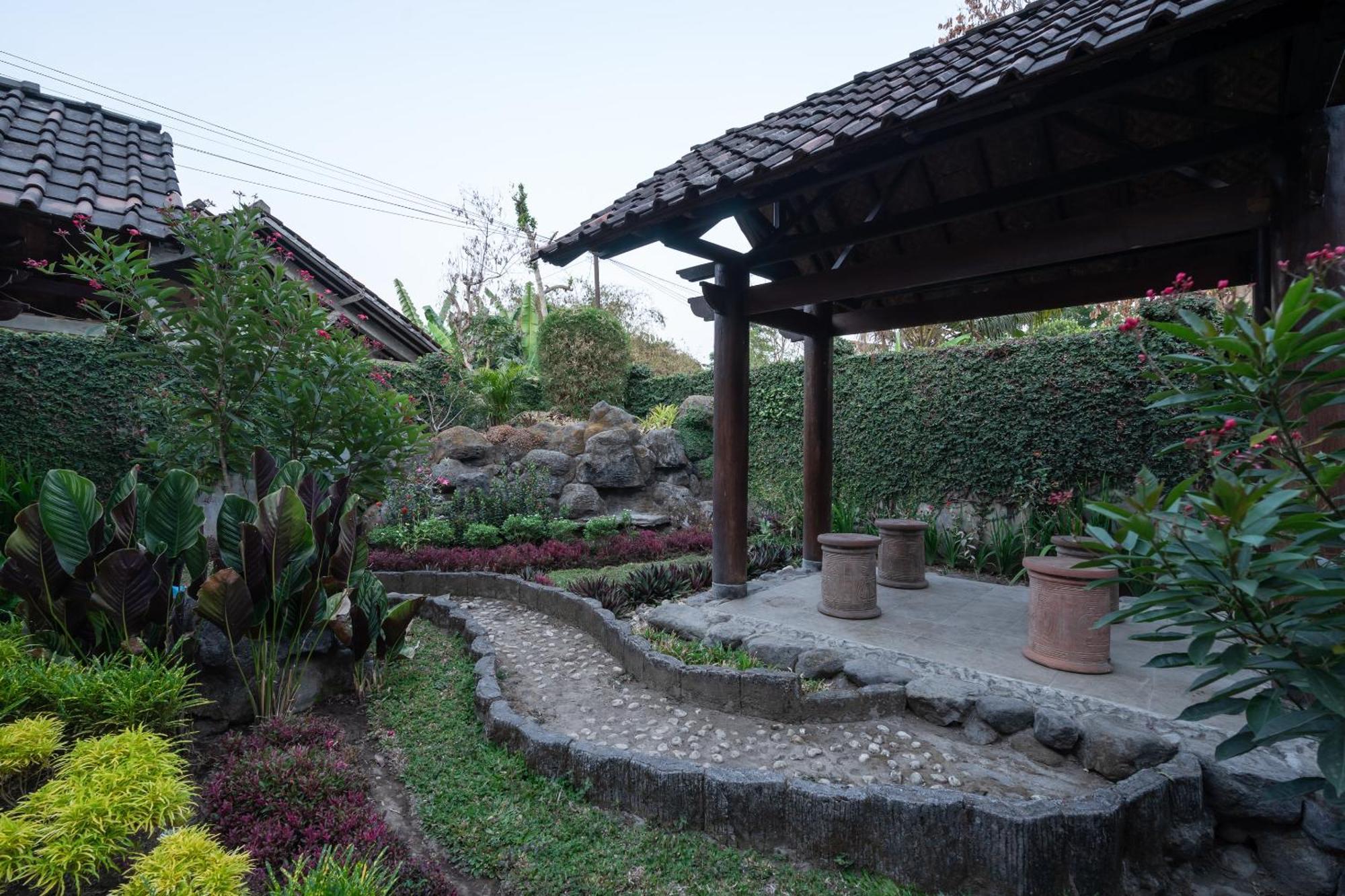 โอโย 1778 โอมะฮ์ ดูเวต Hotel Beran Kidul ภายนอก รูปภาพ