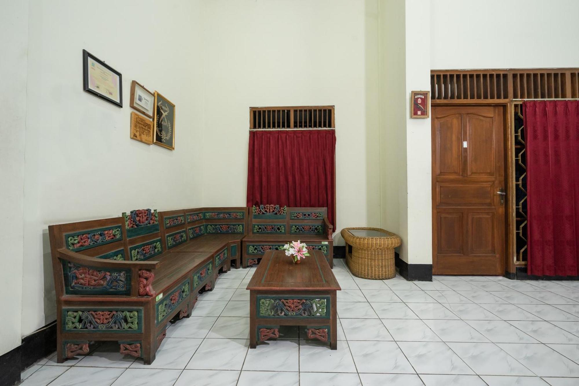 โอโย 1778 โอมะฮ์ ดูเวต Hotel Beran Kidul ภายนอก รูปภาพ