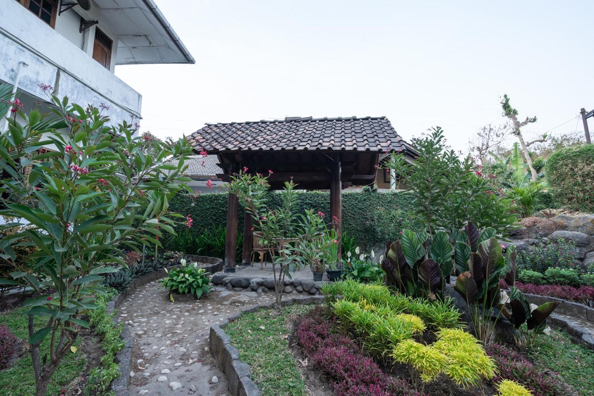 โอโย 1778 โอมะฮ์ ดูเวต Hotel Beran Kidul ภายนอก รูปภาพ