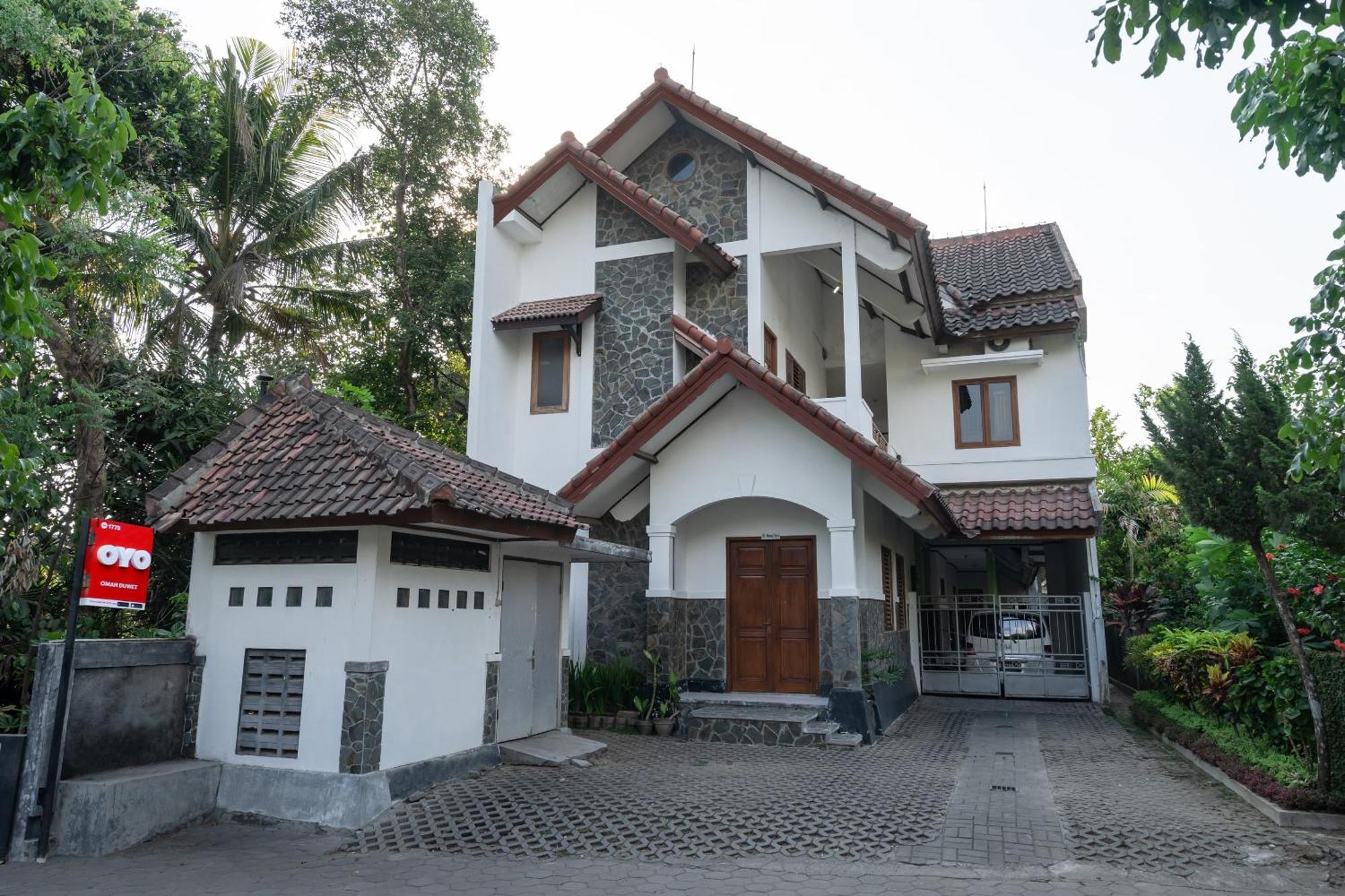 โอโย 1778 โอมะฮ์ ดูเวต Hotel Beran Kidul ภายนอก รูปภาพ