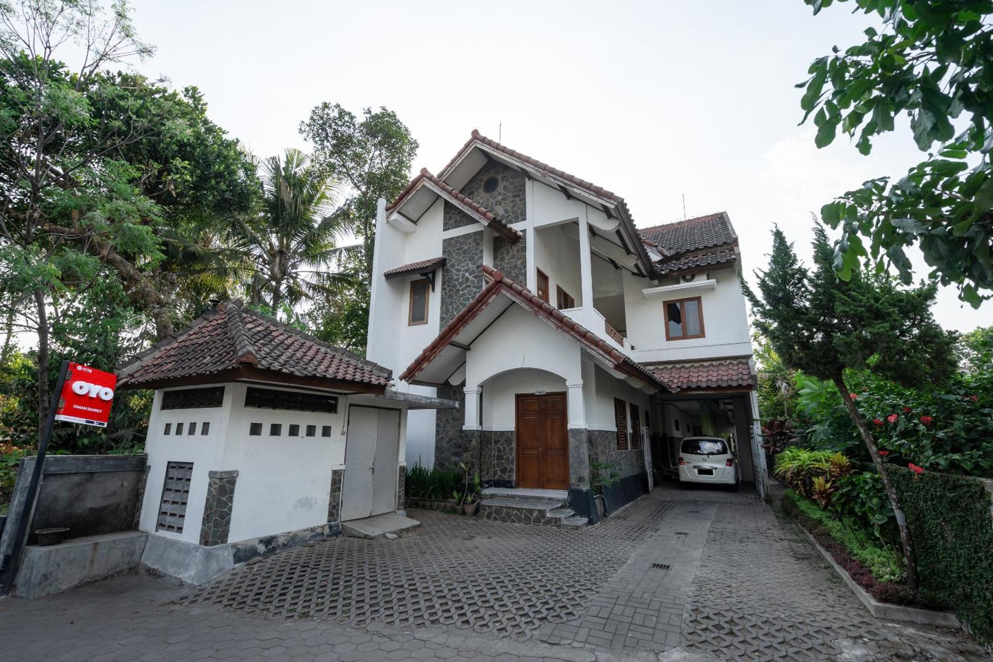 โอโย 1778 โอมะฮ์ ดูเวต Hotel Beran Kidul ภายนอก รูปภาพ